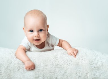 küçük bebek güleryüzlü halı üzerinde olduğunu