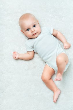 Şu tatlı bebeğe halı üzerinde yalan söylüyor