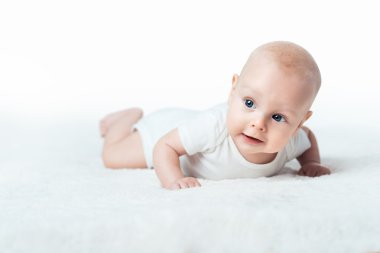 küçük bebek halı üzerinde yalan söylüyor