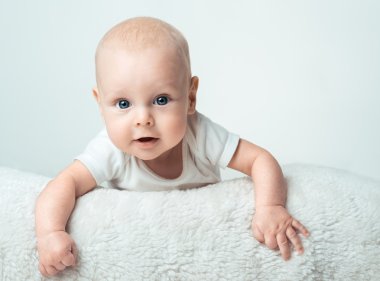 kleine kind is glimlachend op het tapijt