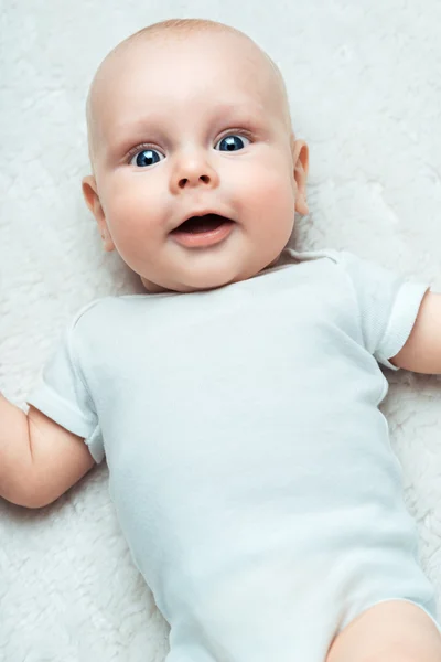 Petit bébé dans la chemise sur un tapis — Photo