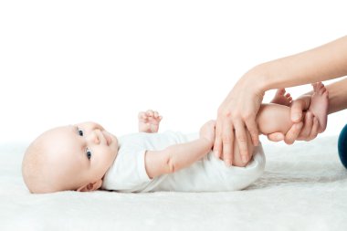 Anne ile bebek yapıyor Masaj