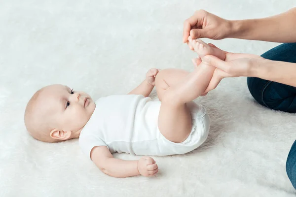 Bebé con mamá está haciendo masaje —  Fotos de Stock