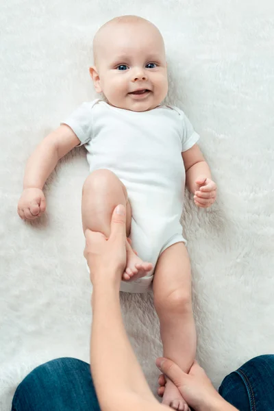 Baby with mum is making massage — Stock Photo, Image