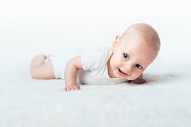 küçük bebek halı üzerinde gülümseyen