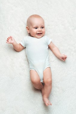 Şu tatlı bebeğe halı üzerinde yalan söylüyor