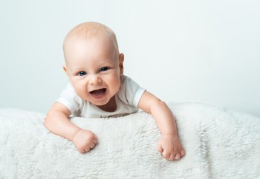 kleine kind is glimlachend op het tapijt