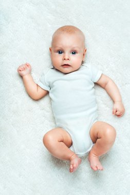 Şu tatlı bebeğe halı üzerinde yalan söylüyor