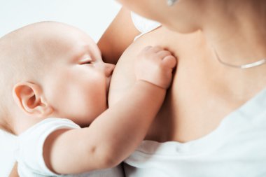 Annemin göğüsleri üzerinde bebek besleme