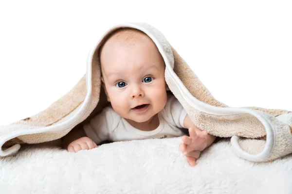 Piccolo bambino sta sorridendo sotto il tappeto — Foto Stock