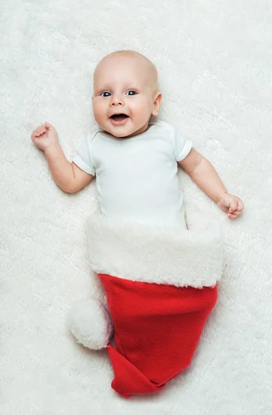 Bambino è sdraiato nel cappello di Babbo Natale — Foto Stock