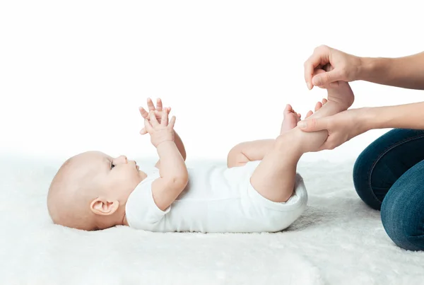 Baby med mamma gör massage — Stockfoto