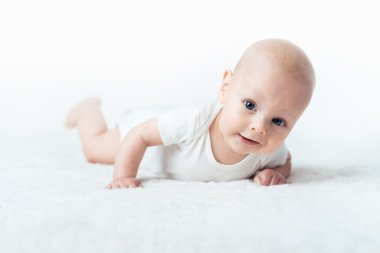 Bebek halı üzerinde yalan söylüyor