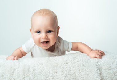 kleine kind is glimlachend op het tapijt