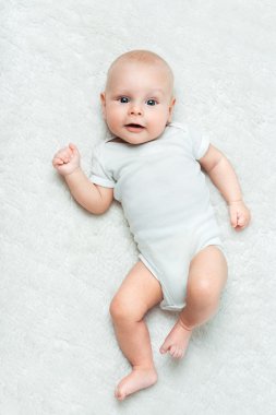 Şu tatlı bebeğe halı üzerinde yalan söylüyor