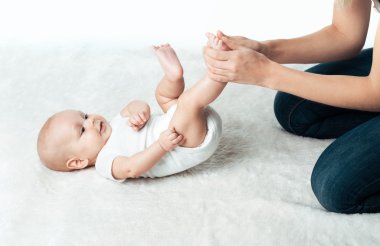 Anne ile bebek yapıyor Masaj