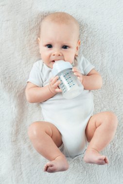 meme gelen bebek yiyor