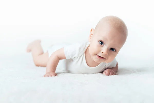 El bebé está acostado en la alfombra. — Foto de Stock