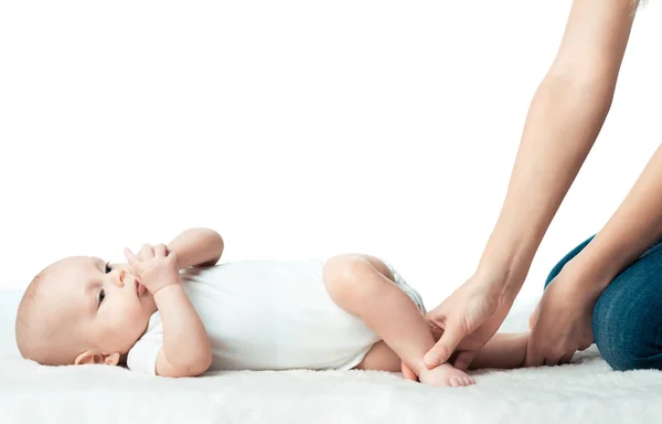 Bebé con mamá está haciendo masaje — Foto de Stock