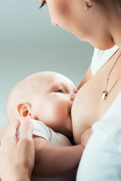 Baby ernährt sich von Mamas Brüsten — Stockfoto