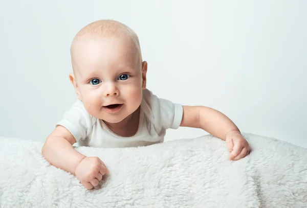 Bonito bebé está acostado en la alfombra — Foto de Stock