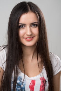 gülümseyen genç esmer kız