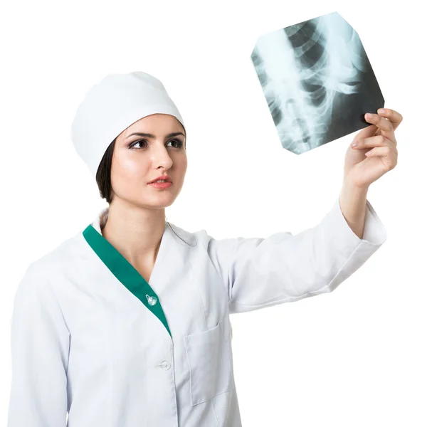 Девушка-травматолог рассматривает рентген — стоковое фото