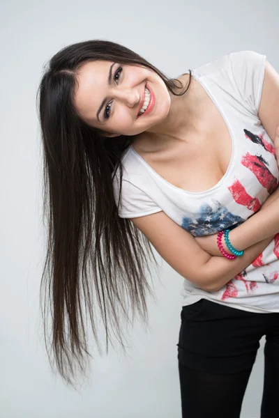 Jeune fille brune souriante — Photo