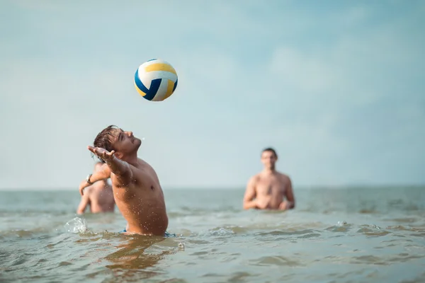 Хлопчики грають з м'ячем у воді — стокове фото