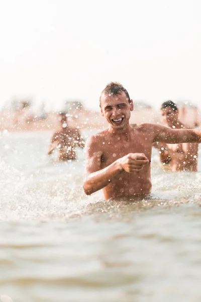 Homme joyeux faisant un soupçon d'eau — Photo