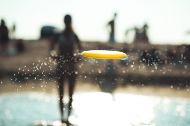 Frizbi karşı sahilde su sprey