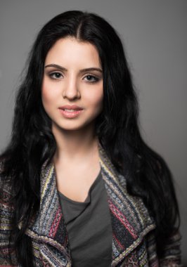 Güzel bir esmerin portresi.