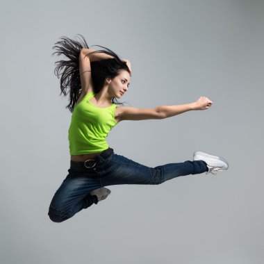 güzel beyaz bir kadın dansçı atlama