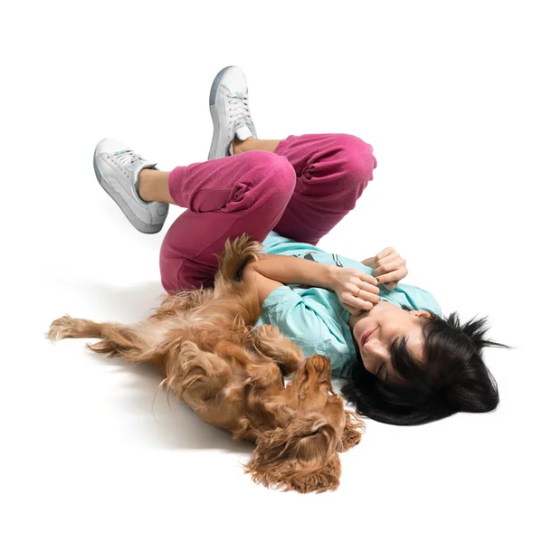 Dívka ležící poblíž psa na zádech — Stock fotografie