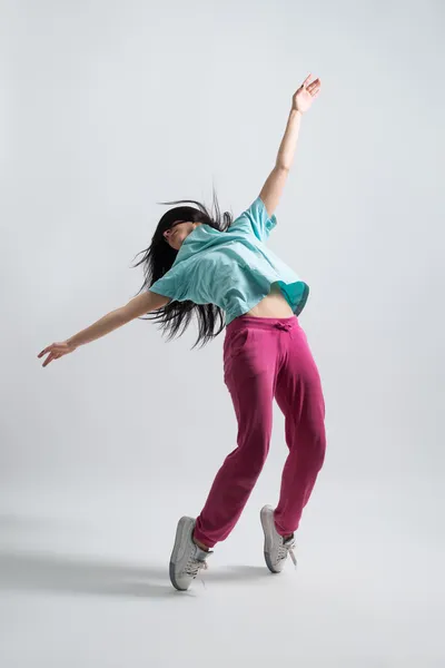 おしりの上に立ってアスレチック女の子 — ストック写真