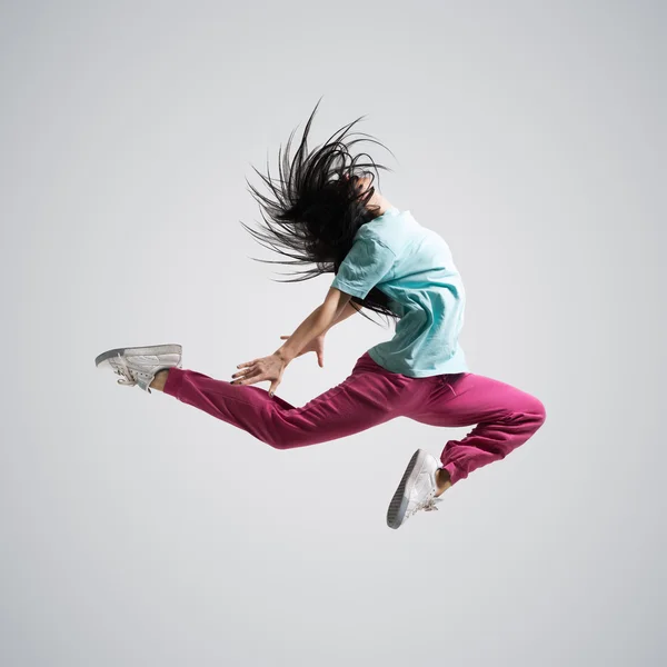 Athletic girl dancing jumping — Stock Photo, Image