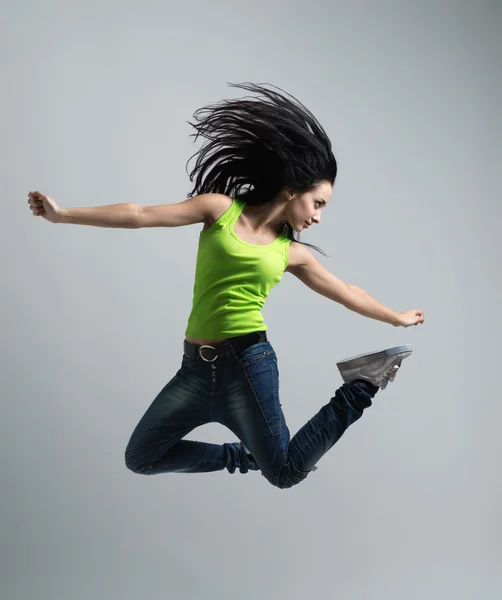 Vacker kaukasisk kvinna dansare hoppning — Stockfoto
