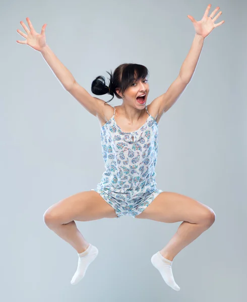 Vicces lány pizsama jumping az öröm — Stock Fotó
