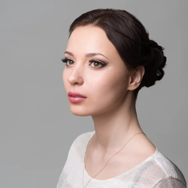 Portrait of a beautiful young brunette — Stock Photo, Image