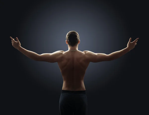 Shirtless guy spreads his arms out to the side — Stock Photo, Image