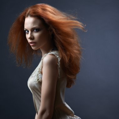 Karanlıkta güzel kızıl saçlı kız