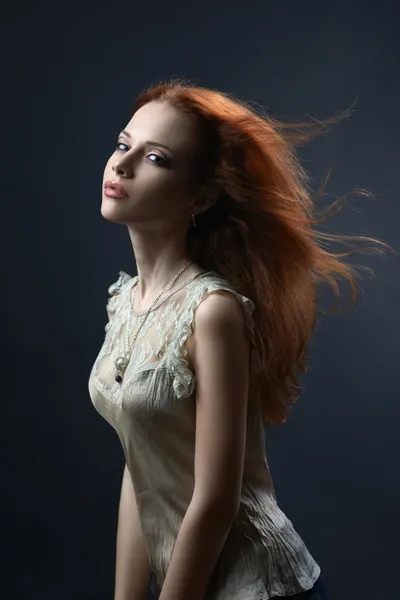 Karanlıkta güzel kızıl saçlı kız — Stok fotoğraf