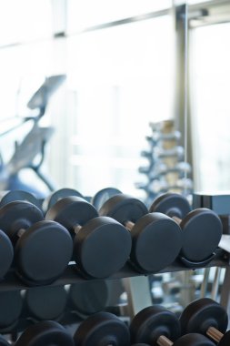 ön tarafta büyük dumbell vardır