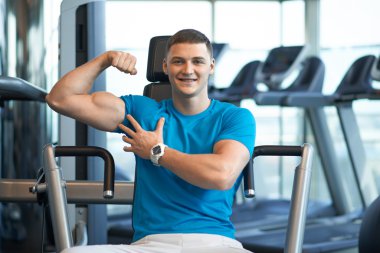 gay adam şişkin kasların gösterir