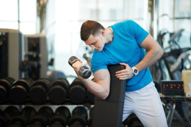 yapan erkek halter alıştırmalar