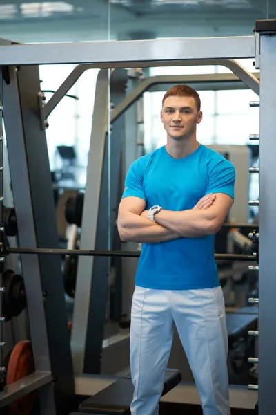 Man stands with his arms crossed near the rod — Stock Photo, Image