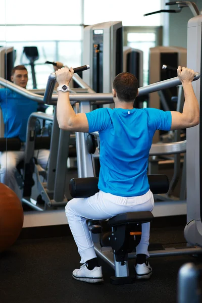 Man exercising on a simulator for dorsi — Stock Photo, Image