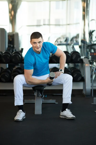 Hombre haciendo ejercicio con pesas —  Fotos de Stock