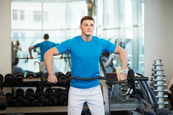 Man doet oefeningen met lange halter — Stockfoto