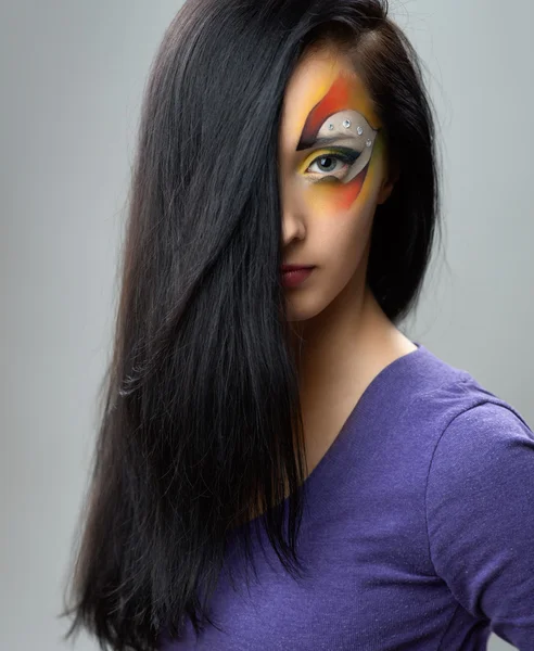 Портрет девушки с художественным макияжем — стоковое фото